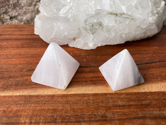 Mangano Calcite Pyramid